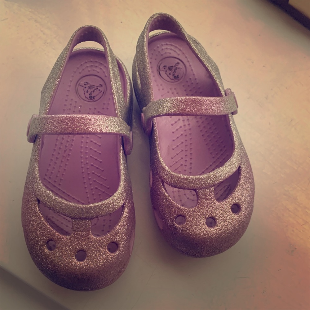 Girly croc’s size 9